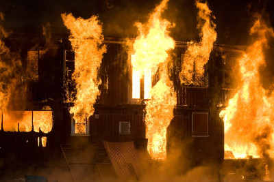 Lənkəranda ümumi sahəsi 180 kv.m olan ev yanıb