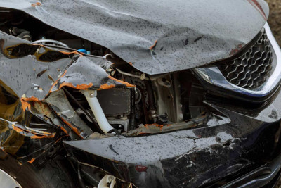 Masallıda qəza: avtomobil boruya çarpılıb