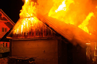 Cəlilabadda birmərtəbəli ev yanıb