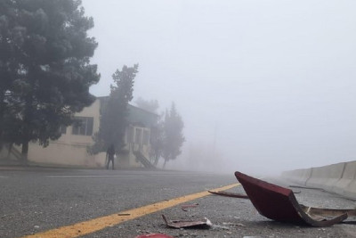 Cəlilabadda yük avtomobili yol kənarındakı maneəyə çarpılıb