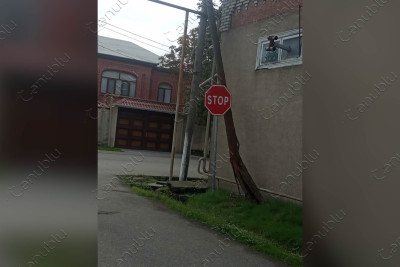 Lənkəran: dayaq üçün qoyulan dirəyin özü aşmaq üzrədir