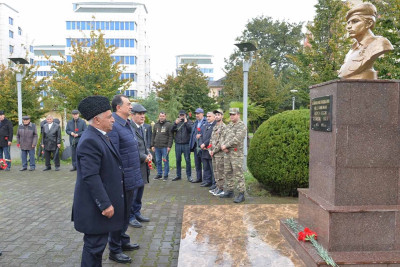 Lənkəran: icra başçısı Milli Qəhrəman Əsgər Əliyevin abidəsini ziyarət edib