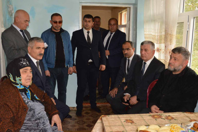 Masallı: icra başçısı şəhidimizin yataq xəstəsi olan anasını ziyarət edib