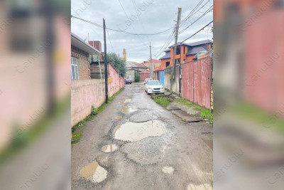 22 ailənin yaşadığı Müzəffər Nəsirli küçəsinin yolu sakinləri narahat edir