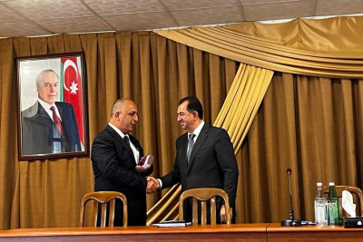 İlham Əliyev İcra Hakimiyyətinin nümayəndəsini mükafatlandırıb