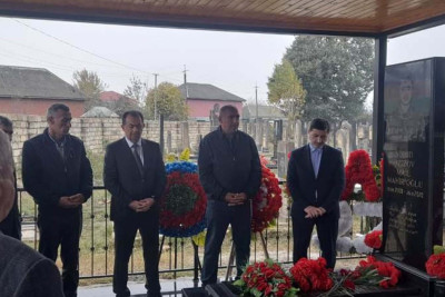 Taleh Qaraşov şəhidin məzarına baş çəkib