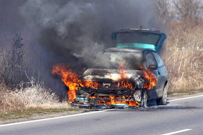 Cəlilabadın mərkəzində avtomobil yanıb