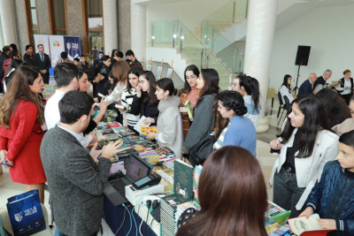 Lənkəranda kitab sərgisi: məşhur yazıçılarla imza saatları təşkil olunub