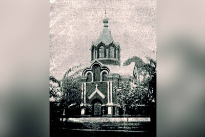 Görünüşü unudulmuş kazarmanı xatırladan, dağıdılmış Sara yarımadasındakı rus kilsəsi