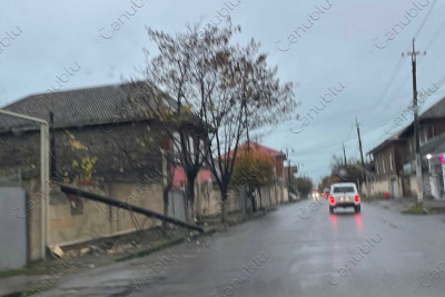 Lənkəranda işıq dirəyi aşıb