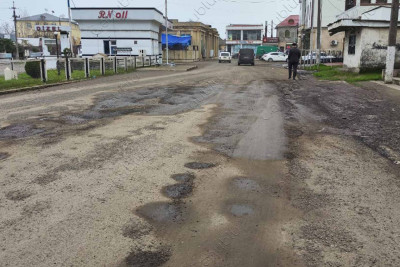 Lənkəranda təzə çəkilən asfalt qatı palçığa çevrilib