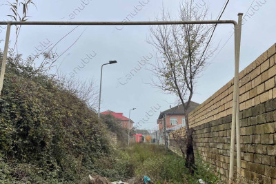 Lənkəran: küçənin yol olmayan hissəsində işıq dirəkləri quraşdırılıb