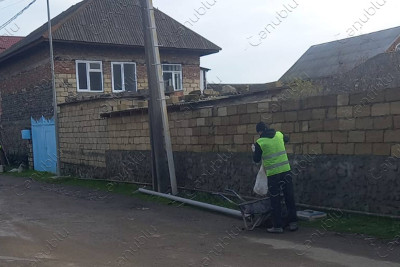 Lənkəran: bu küçənin qəzalı dirəkləri dəyişdirilir