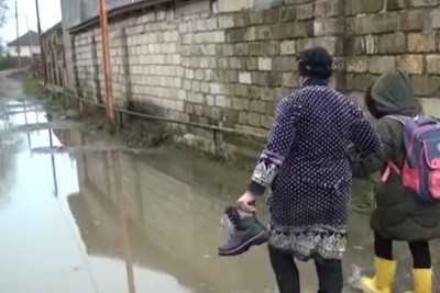 Astara rayonunda 10 gün öncə yağan yağışlar Şahağacı kəndini iflic edib