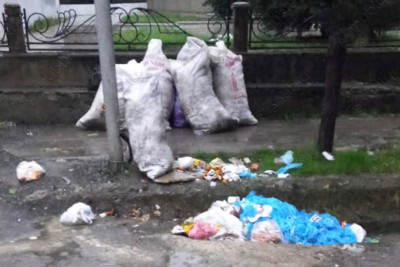 Lənkəran: daşınmayan zibillər xəndəklərə tökülüb