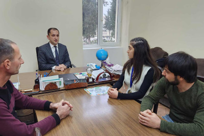 Azərbaycan ikincisi olmuş boksçu qız idman idarəsinin rəisi ilə görüşüb