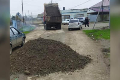 Masallıda xeyriyyəçilər yolları təmir edib