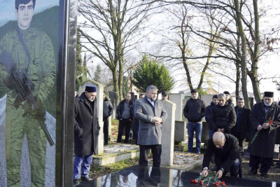 Araz Əhmədov şəhidin məzarını ziyarət edib