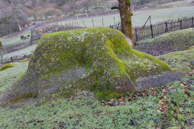 Sım kəndinin “Padşah taxtı” adlı daşı