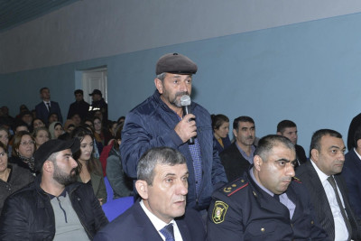 Lənkəran icra başçısı sakinləri qəbul edib