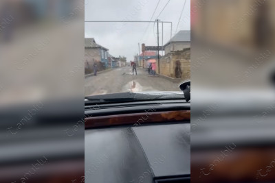 Cəlilabadda şagirdlər məktəbə bu yol ilə gedirlər