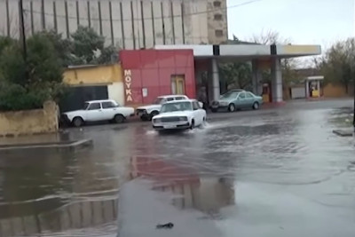 Lənkəranda yağan yağışlar, su ilə dolan yollar…