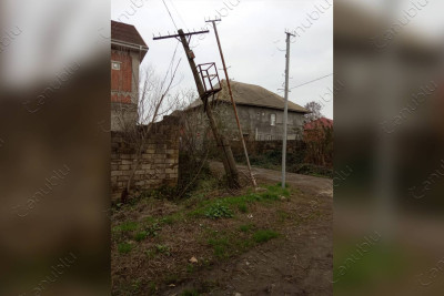 Lənkəranda rabitə dirəyi aşmaq üzrədir