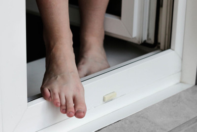 Masallıda gənc qız özünü binadan atıb