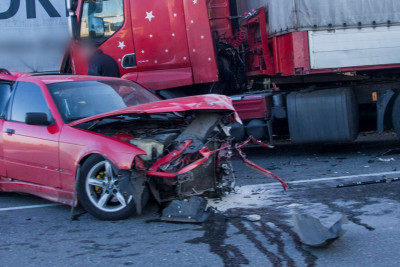 Masallıda minik avtomobili yük maşını ilə toqquşub