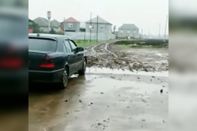 Cəlilabadda yeni məktəbin dağılmış yolu…