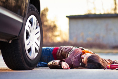 Masallıda avtomobil qadını vurub