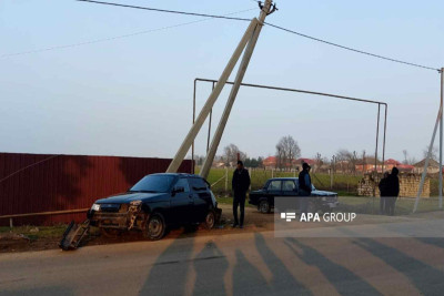 Lənkəranda qəza: avtomobil elektrik dirəyinə çarpılıb