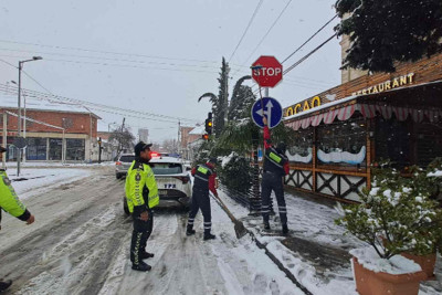 Lənkəranda yol nişanları buzdan təmizlənib