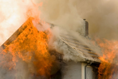 Astarada tövlənin damı yanıb