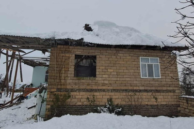 Yağan qar sakinlər üçün problem yaradıb