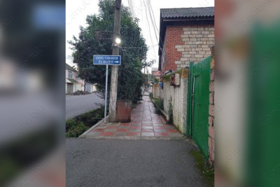 Həzi Aslanovun ev-muzeyinin istiqamətini göstərən lövhə turistləri çaş-baş salır