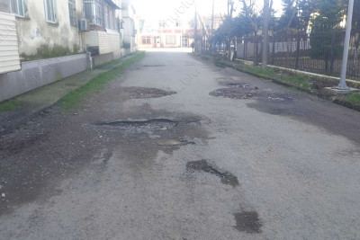 Lənkəran: bu küçədə əmələ gələn çuxurlar avtomobillərə ziyan vurur