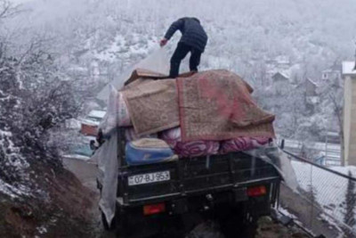 Astaralılar toxuduqları yorğan-döşəkləri zəlzələdən əziyyət çəkənlər üçün yollayıblar