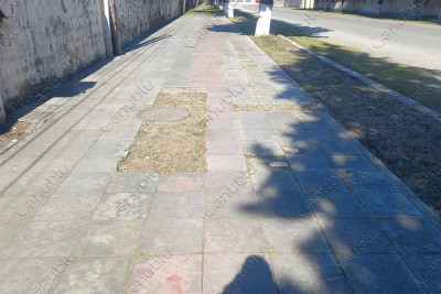 Astara şəhərinin mərkəzi küçələrinin piyada səkiləri dağılıb