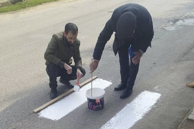 Masallıda xətkeş və fırça ilə rənglənən piyada zolağı