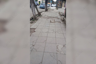 Lənkəranda təmirə ehtiyacı olan piyada səkisi