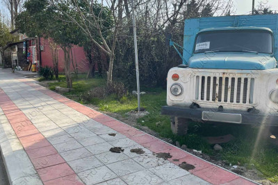 Lənkəranda piyada səkisi çəkilərkən yaşıllıq ərazidə park edilən yük maşını nəzərdən yayınıb