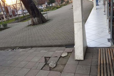 Lənkəranda daha bir dağılmış piyada səkisi