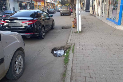 Lənkəran: mərkəzi küçədəki çuxurlar avtomobillərin hərəkətində çətinlik yaradır