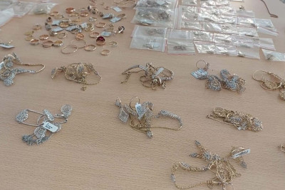 Astara sakini qohumunun evindən 100 min manatlıq qızıl-zinət oğurlayıb