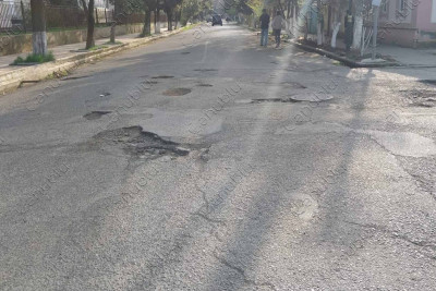 Lənkəran: Məmməd Əmin Rəsulzadə küçəsindəki yolda çuxurlar əmələ gəlib