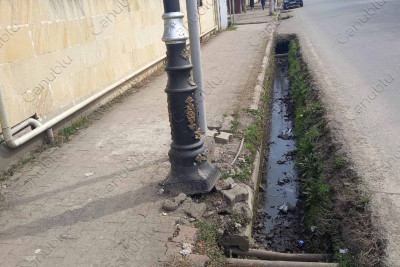 Lənkəranın mərkəzindəki işıq dirəyi aşmaq üzrədir
