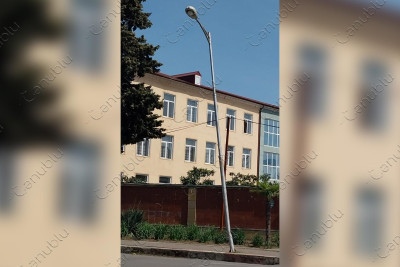 Yüzlərlə tələbənin oxuduğu kollecin önündəki dirək qəzalı vəziyyətdədir