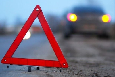 Lənkəranda avtomobil divara çarpılıb