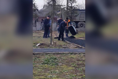 Cəlilabadda yeni salınmış parkda tamamlanma işləri aparılır